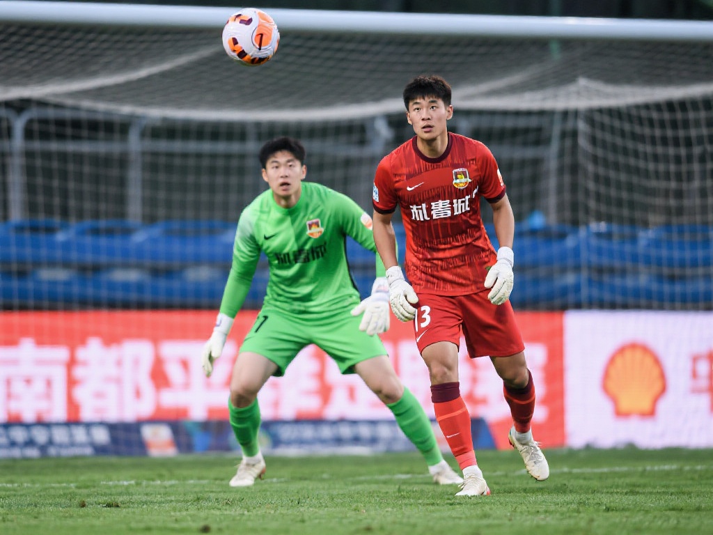 “法比奥破门难救主,韩佳奇神勇,国安与蓉城握手言和” 作为年轻门将,韩佳奇在本赛季的表现已经吸